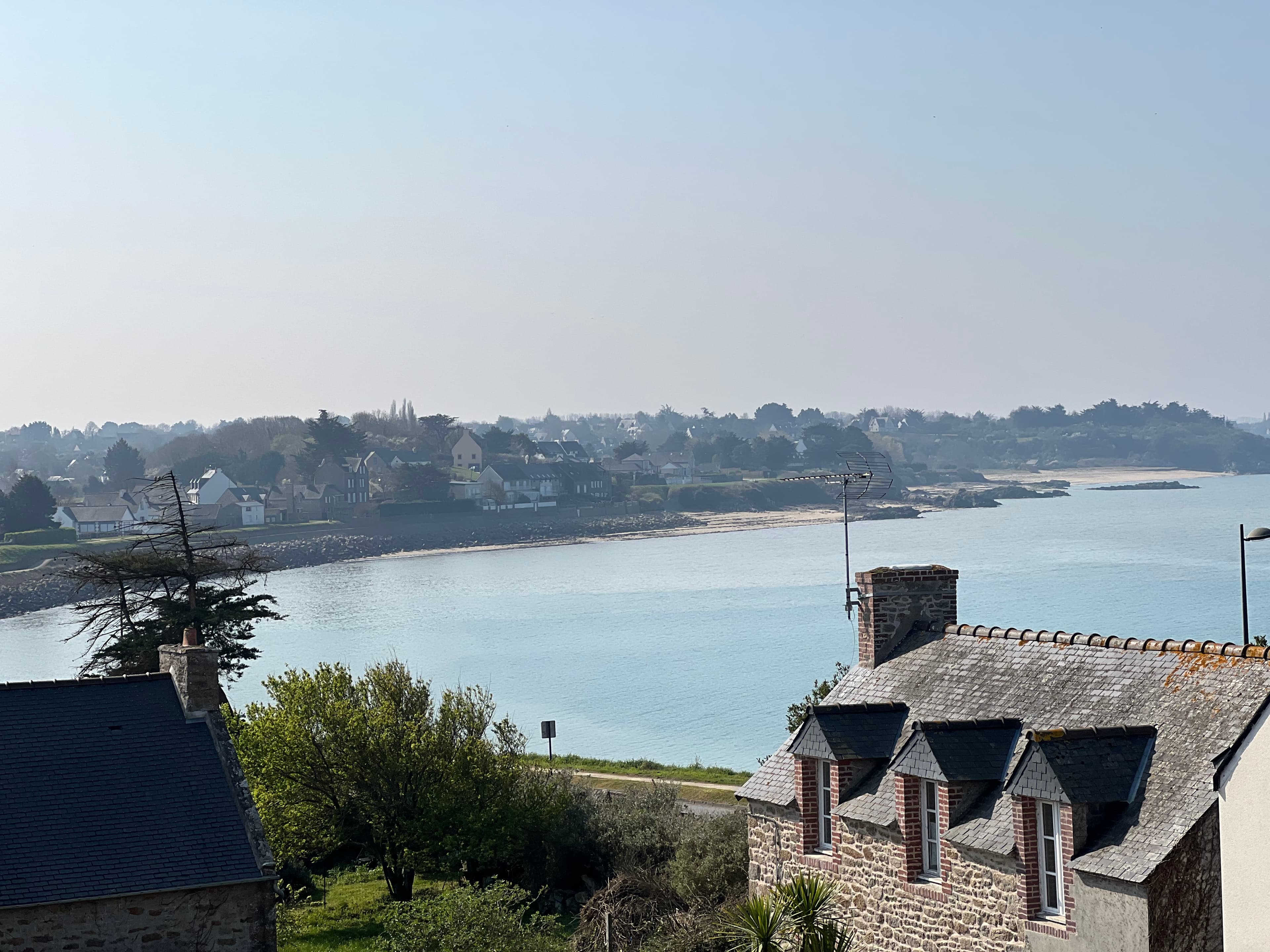 Guide du nouvel arrivant : Les 5 démarches indispensables pour bien s'installer sur la Côte d'Émeraude.