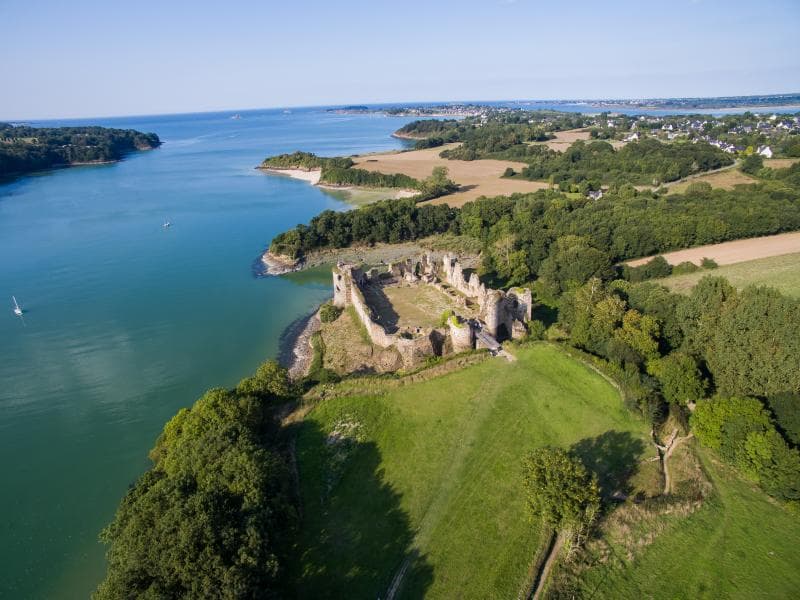 Histoire et patrimoine : 5 anecdotes fascinantes sur les communes de la Côte d'Émeraude.